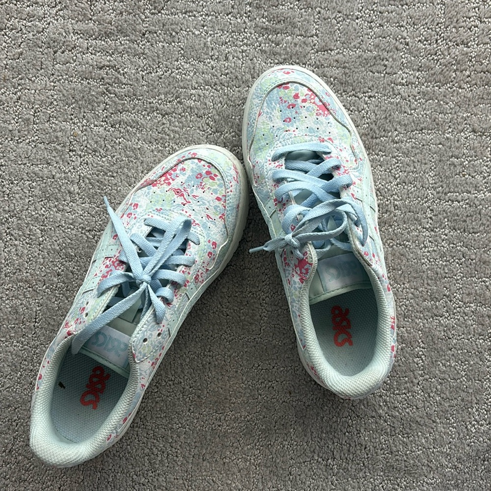 Casual Fashionable shoes that go with any outfit you’d like!